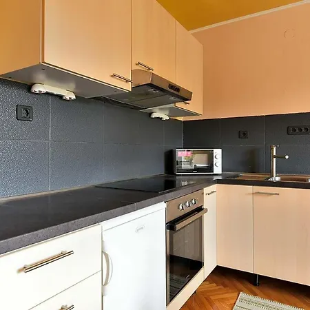 Cozy Danica With Terrace Daire