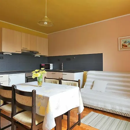 Cozy Danica With Terrace Apartment